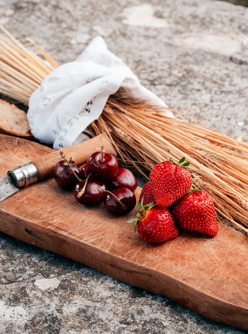 Strawberries and cherries from the Ventoux region  © O'Brien